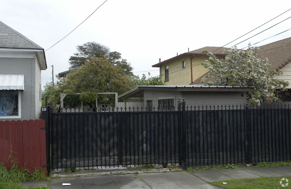 Building Photo - 534 5th St