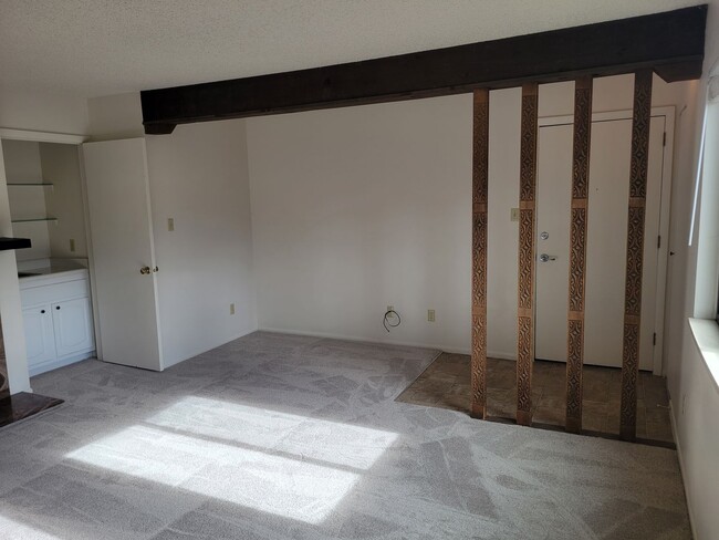 Building Photo - 2 Bed / 2 Bath Top Level Condo with A/C! -...