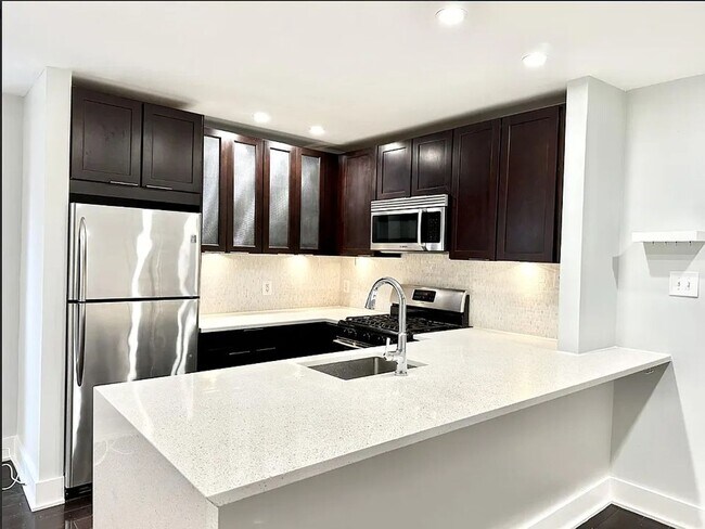 Foto del edificio - Sleek One-Bedroom in Eastern Market - Parking Spot Included!