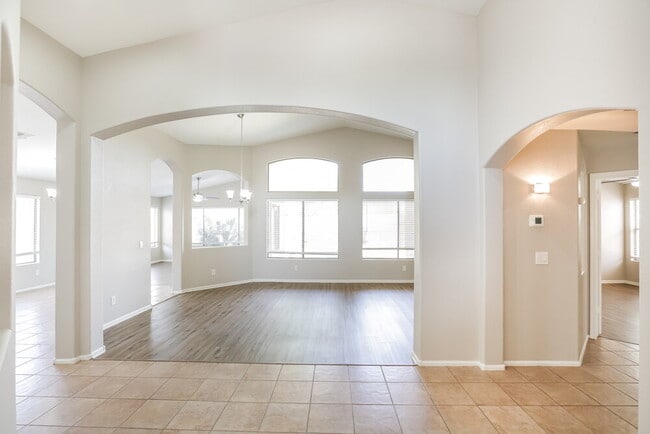 Building Photo - 904 N 166th Ln