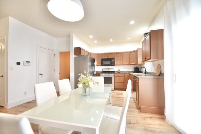 Building Photo - Charming 3 Bedroom, 2.5 Bathroom Home Fully Furnished in Benton Harbor Close to Lake Michigan and...