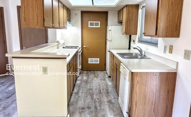 Foto del edificio - 2-Bedroom Condo with Laundry Hookups / Pet-Friendly / Available Now!
