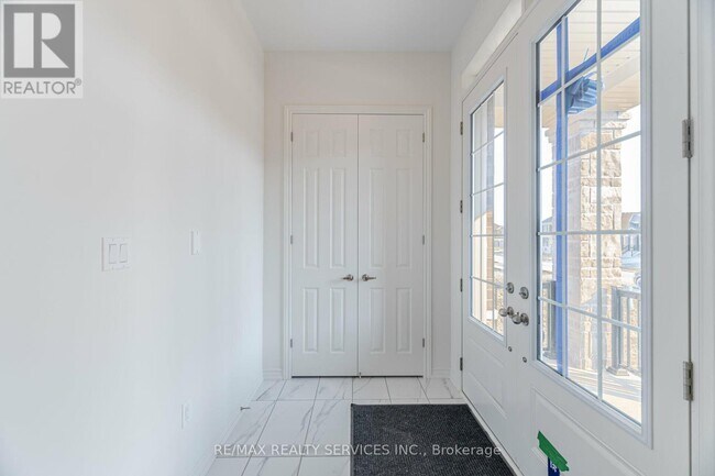 Building Photo - 7 Sandhill Cres
