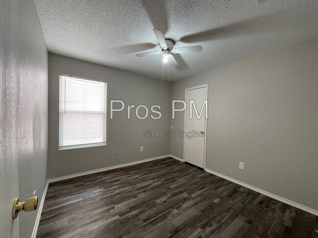 Foto del edificio - 5013 Waterford Dr