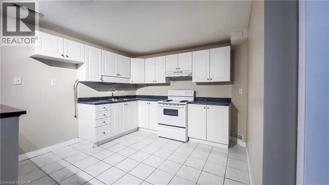 Building Photo - 132 Udvari Crescent