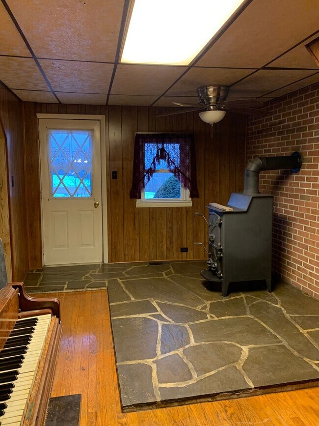 Foto del edificio - Multi-level 3-bedroom, 1-bath single-family home