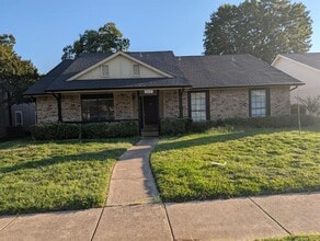 Building Photo - 2821 Stratford Ln