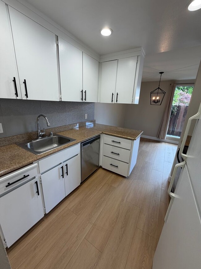 Foto del edificio - 2 BED 1.5 BATH CONDO IN WALNUT CREEK