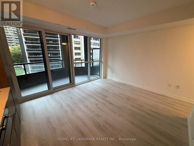 Photo du bâtiment - 120 Broadway Ave