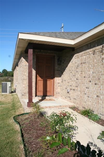 Building Photo - 2857 N Seneca Ave