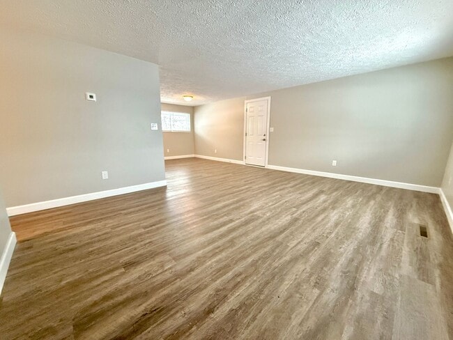 Building Photo - 501 Orangewood Dr