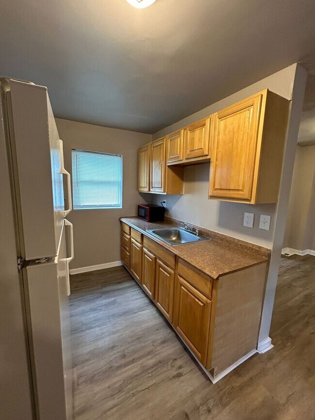 Building Photo - Three Bedroom One And A Half Bath Corner P...