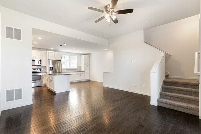 Building Photo - 10069 Town Ridge Ln