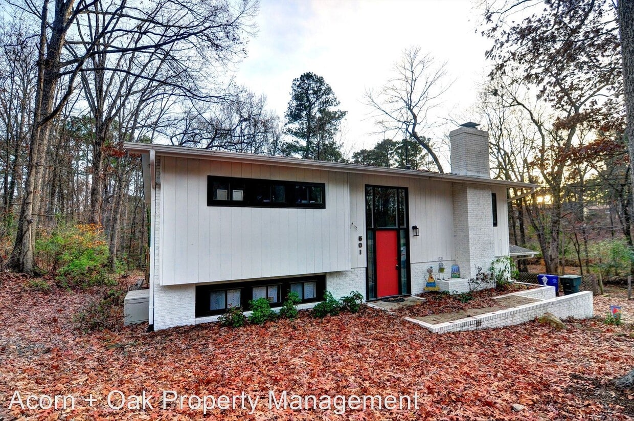Primary Photo - 4 br, 2.5 bath House - 501 W. Poplar