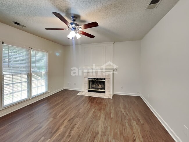 Foto del edificio - 5802 Swanston Dr