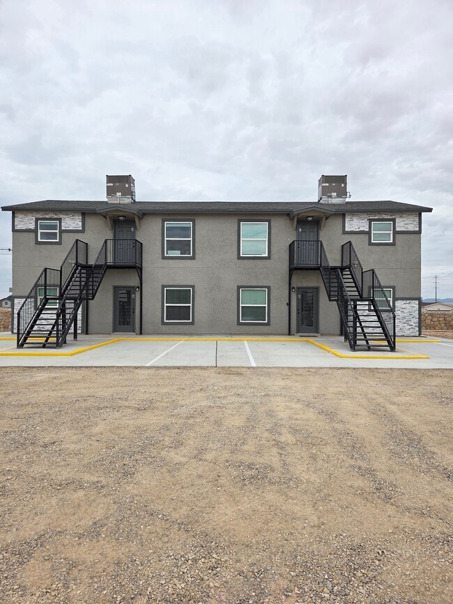 Building Photo - 13101 Lopez Rd