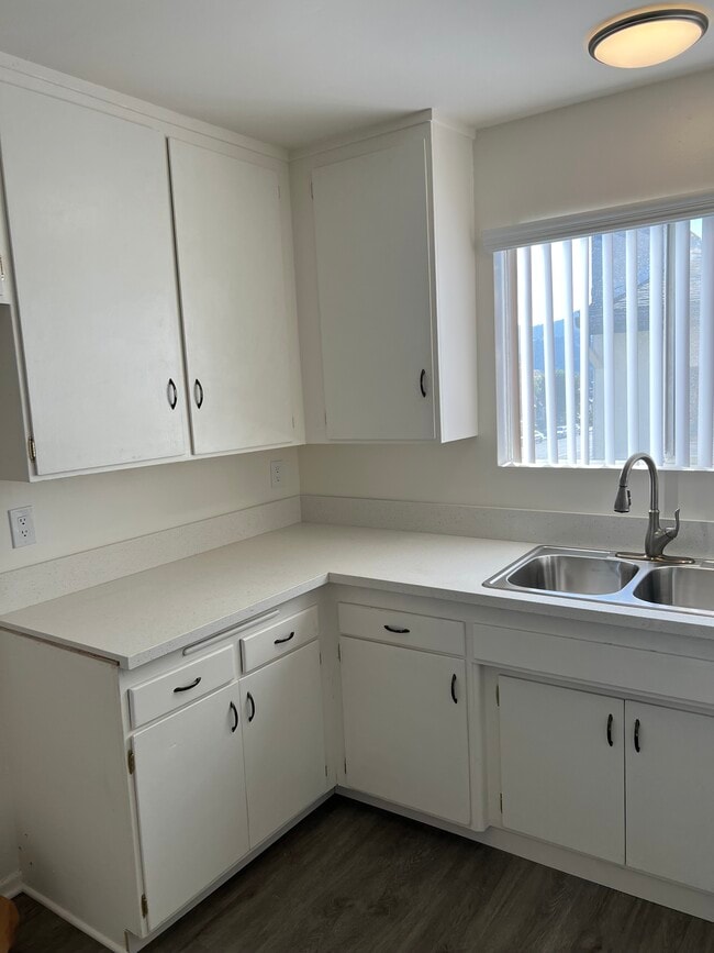 Building Photo - 1057 Western Ave