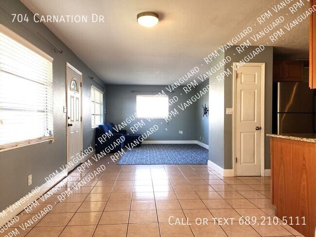 Building Photo - 704 Carnation Dr