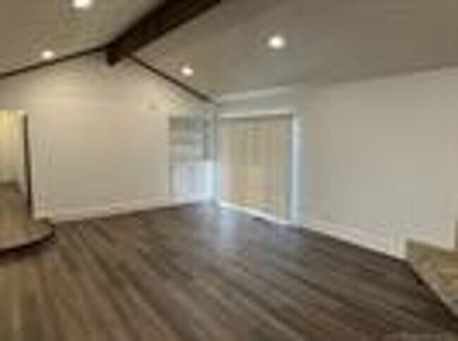 Foto del edificio - Welcome home to this beautifully updated 3-bedroom, 2-bath home with a 2-car garage, located in t...