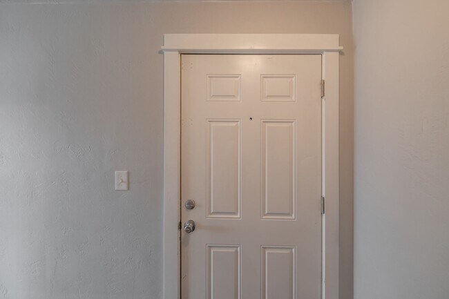 Foto del edificio - Beautiful 2 Bed, 1 Bath Second Floor Apartment Near Downtown Albany!