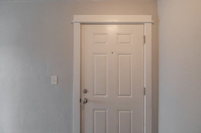 Building Photo - Beautiful 2 Bed, 1 Bath Second Floor Apartment Near Downtown Albany!
