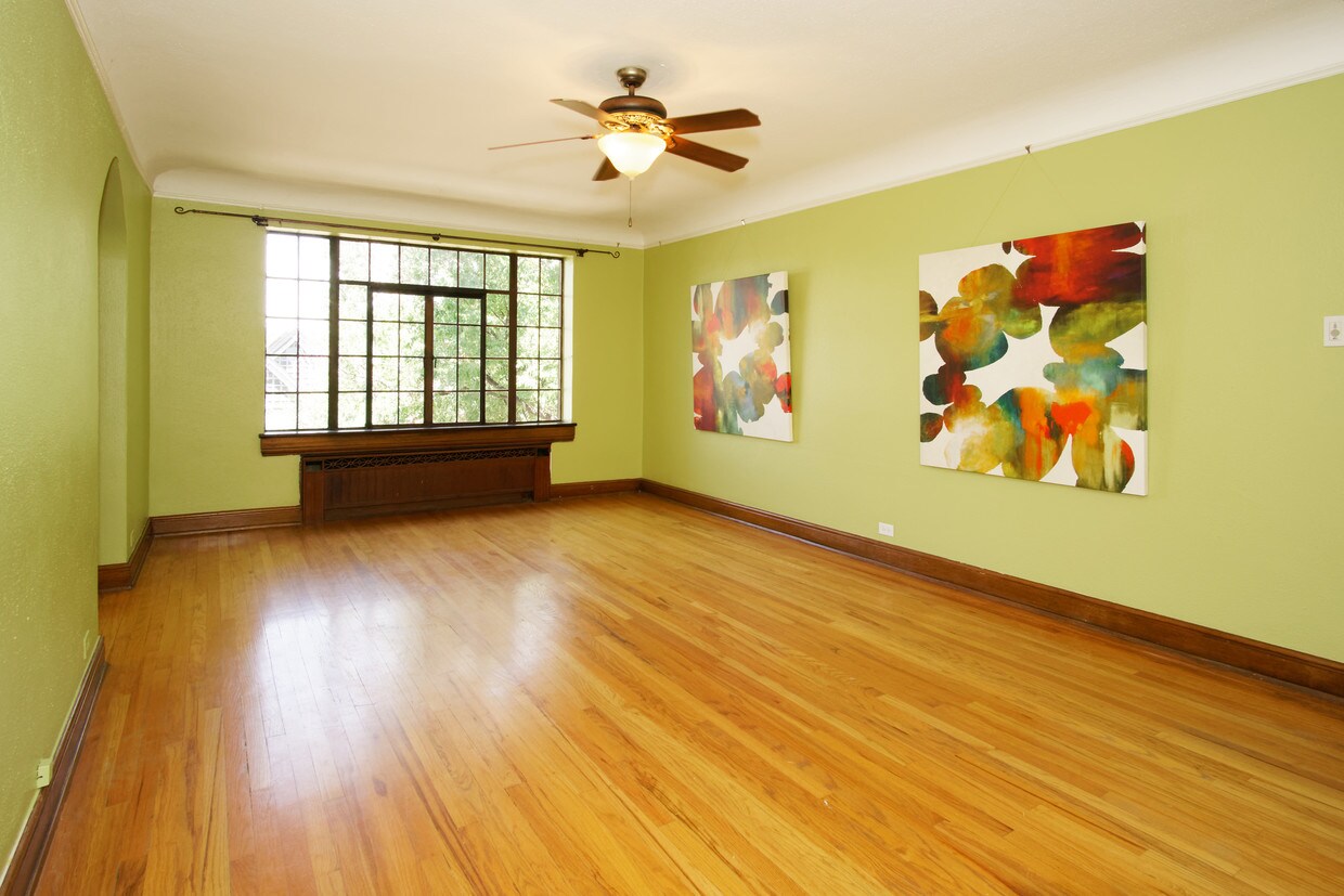 luminosa sala de estar - 1060 N Washington St