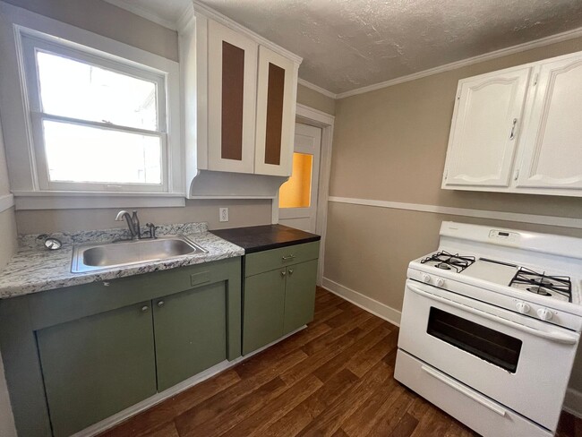 Building Photo - ((1/2 off May's Rent!)) Elegant 2/1 Upstai...