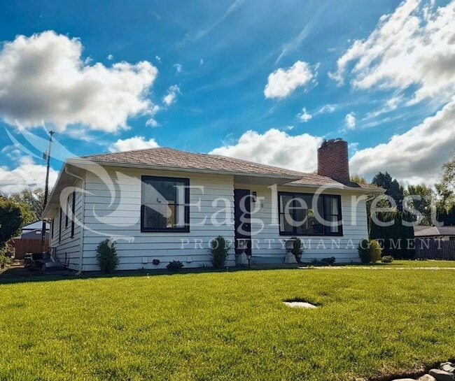 Building Photo - Charming 2 Bed, 2 Bath Home with Updated Kitchen & Outdoor Living Space