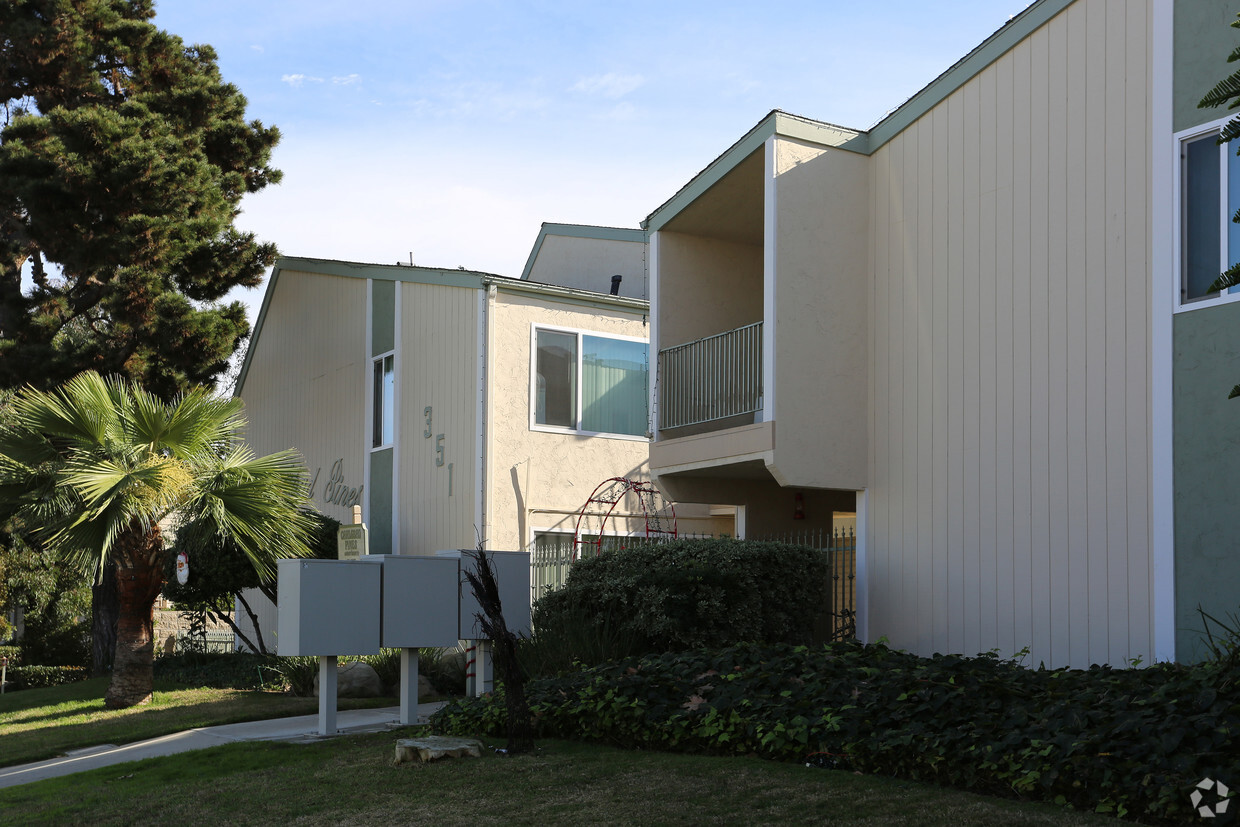 Foto principal - Carlsbad Pines Apartments