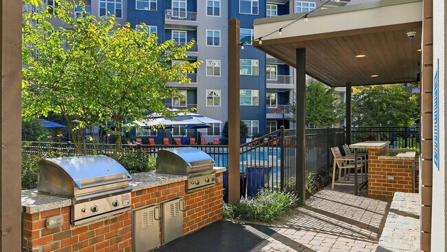 Cocina exterior con parrillas - AMLI Buckhead