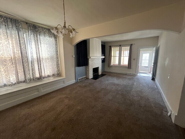 Building Photo - Two bedroom in Alton