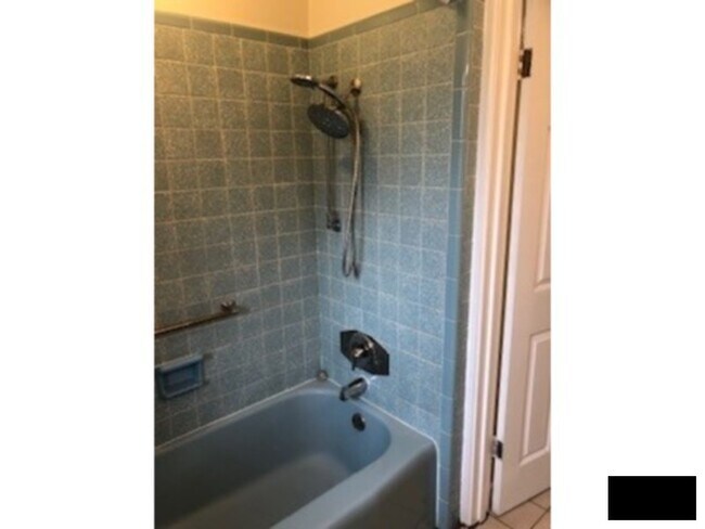 Foto del edificio - Large Corner Lot, Fenced in Yard, New Flooring, Fresh Paint, Lawn Care Included!