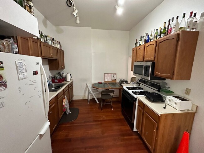 Foto del edificio - 6 Bedroom House Available Next to UC Campus