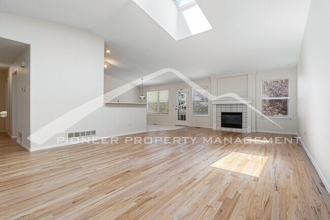 Foto del edificio - Spacious Home with Central AC and Fenced Yard