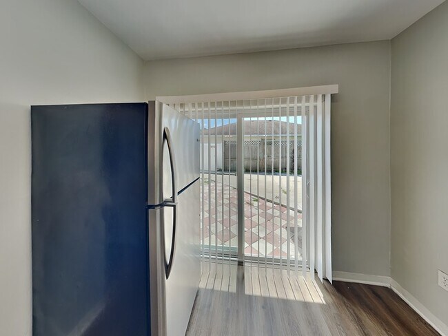 Building Photo - 2141 Mango Ave