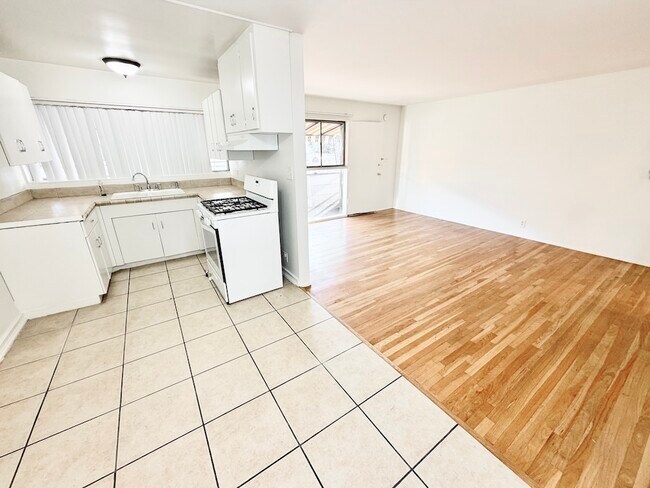Building Photo - 230 S Del Mar Ave