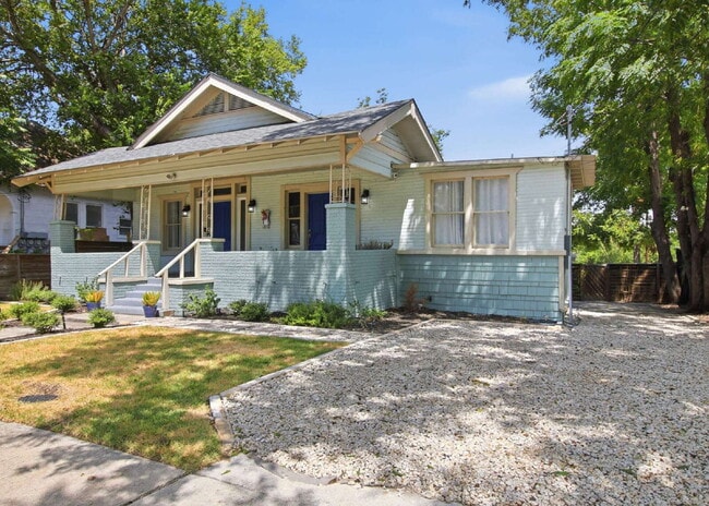 Updated 3 Bedroom Home with Modern Finishes Near Everything Downtown! - Updated 3 Bedroom Home with Modern Finishes Near Everything Downtown!