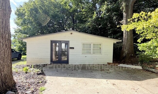 Building Photo - 328 Maple St