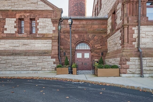 Building Photo - 2444 Beacon St