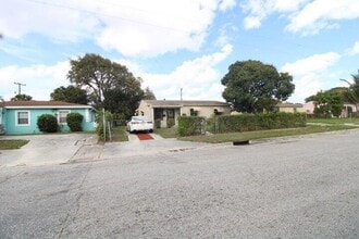 Building Photo - 1497 Silver Beach Rd