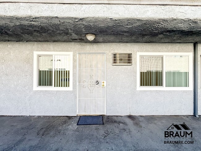 Foto del edificio - 6612 Sylmar Ave