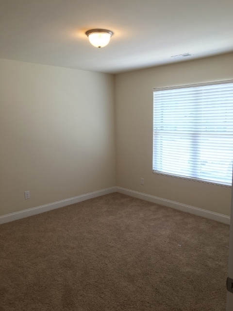 Foto del edificio - **SHOWINGS CURRENTLY UNAVAILABLE UNTIL JUN...