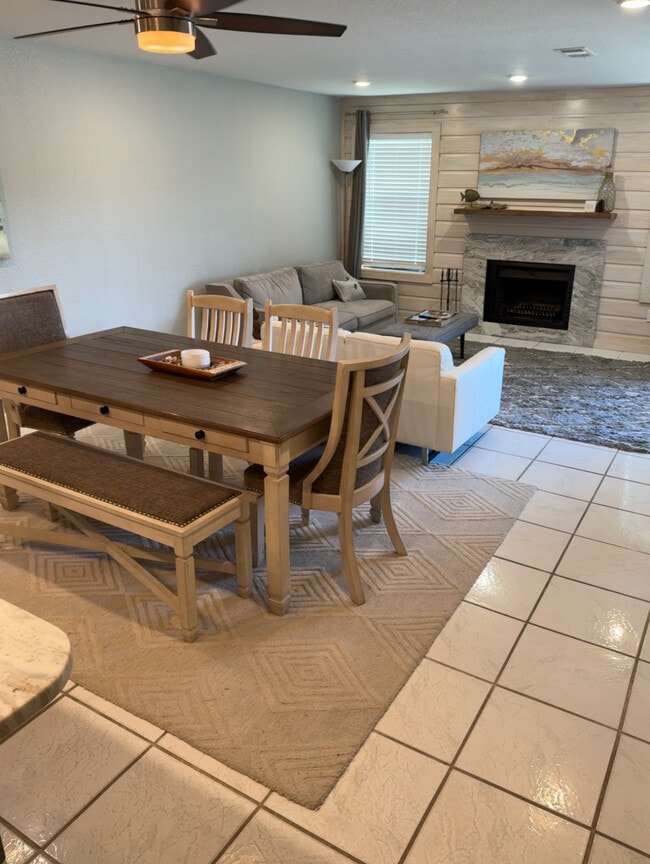 Foto del edificio - 604 Highcrest Dr