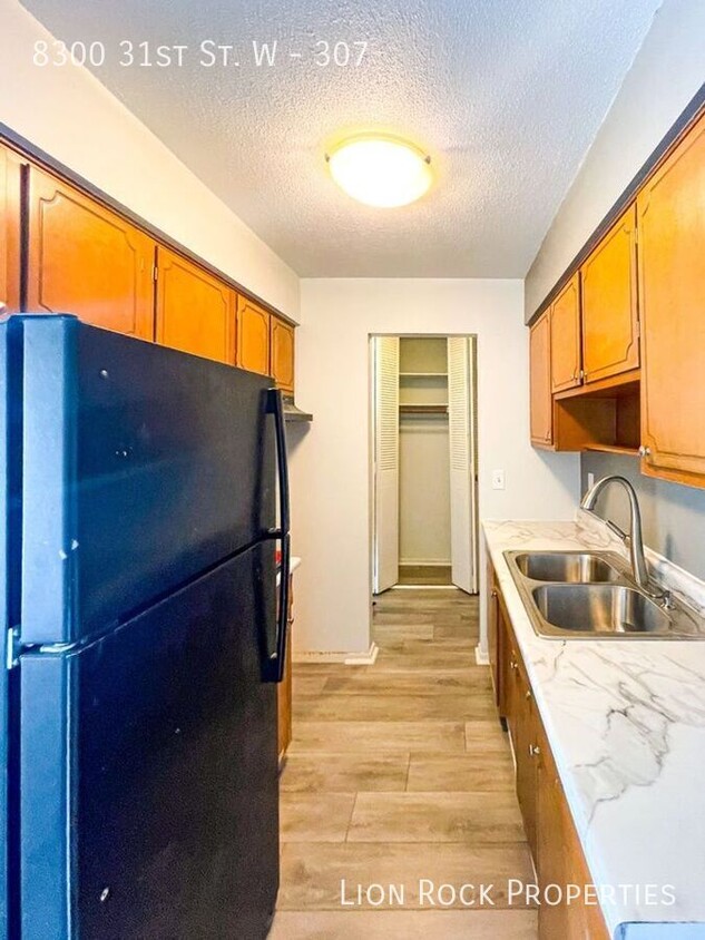 Foto principal - Modern Two Bedroom Find in St. Louis Park ...