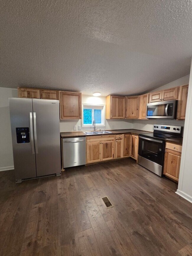 Building Photo - $1,700 - 2 Bedroom / 1 Bath Newly Remodeled Home in the Balsam Community