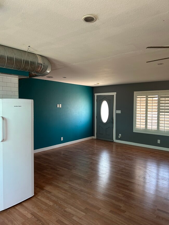 Building Photo - 1230 W Manhatton Dr