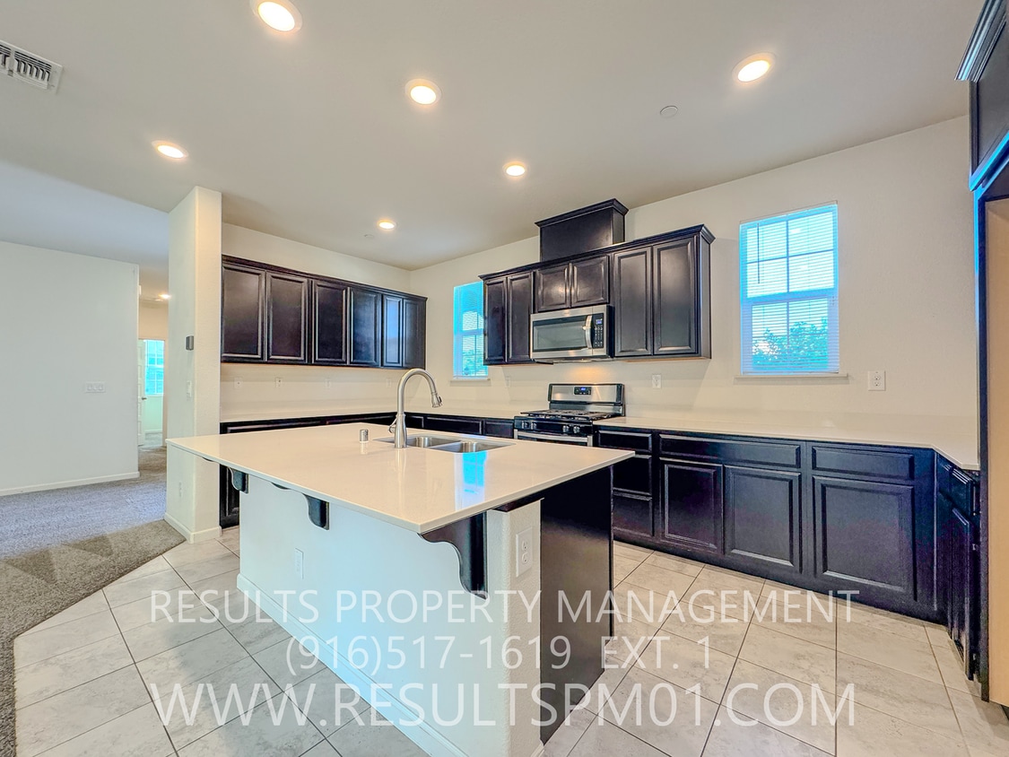 Lovely and Spacious 4 Bedroom Home w Loft - Lovely and Spacious 4 Bedroom Home w Loft