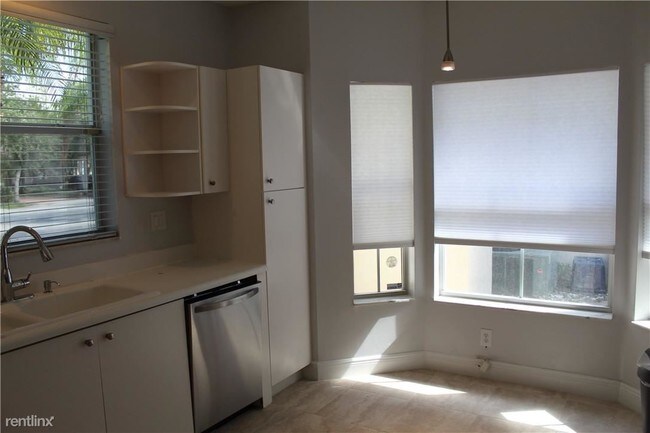 Building Photo - 3 br, 3 bath House - West Lake Village