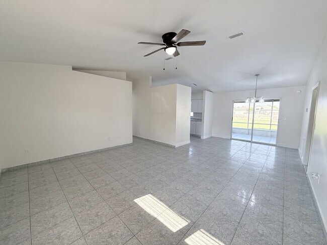 Foto del edificio - Moving Ready! 3-Bedroom   + 2-Bathroom + Bonus Room