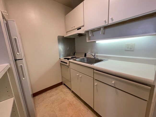 Building Photo - STUDIO First Floor Apartment Available in ...